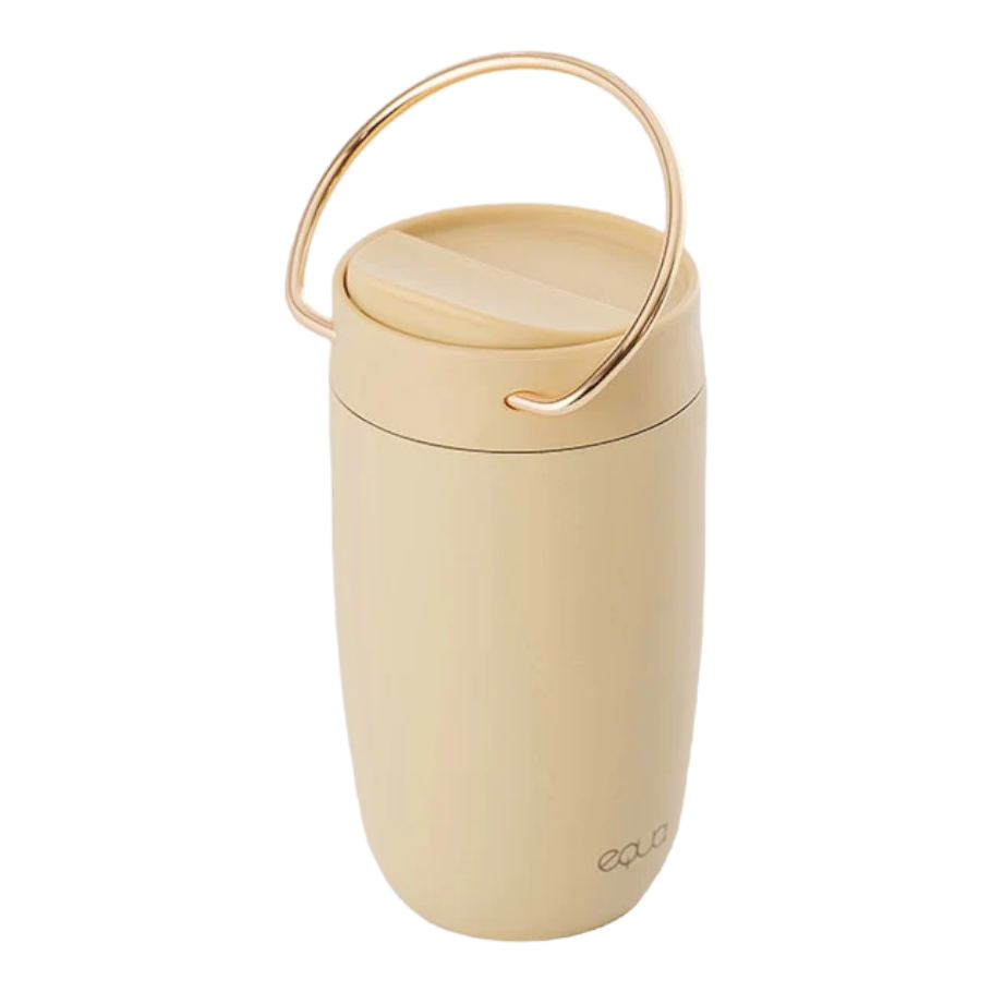 Equa beker in de kleur butter houdt je warme dranken echter tot 8 uur warm. Gemaakt van roestvrij staal. Thermo-geïsoleerd, 100% lekvrij. Keramische coating aan de binnenkant voor een betere smaak. Inhoud: 300ml