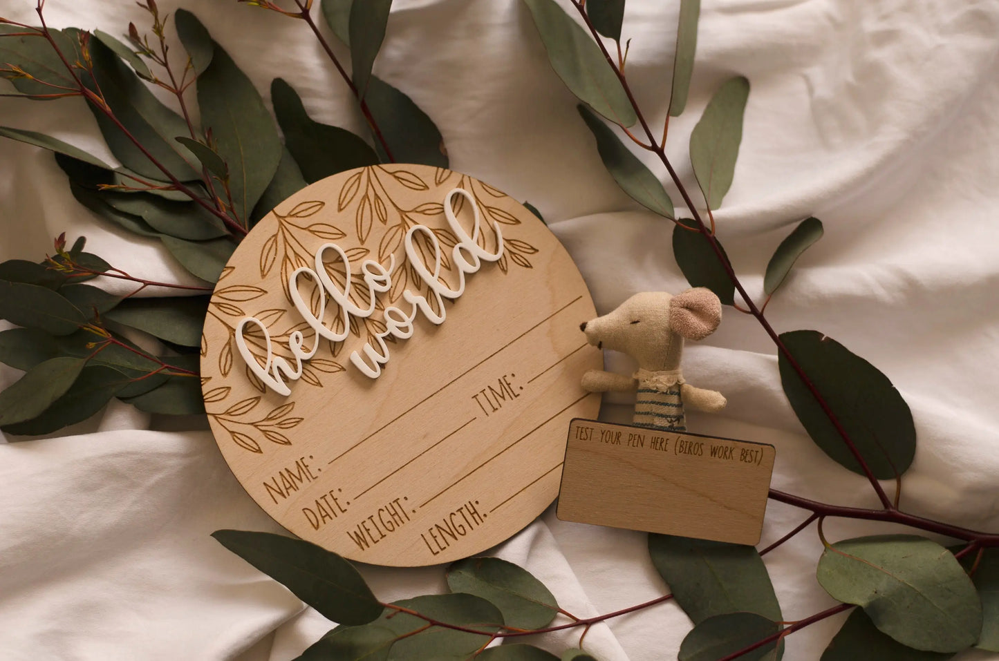 Hello World geboorteaankondiging om de geboorte van een pasgeboren baby aan te kondigen. Mooi als wanddecoratie de kinderkamer