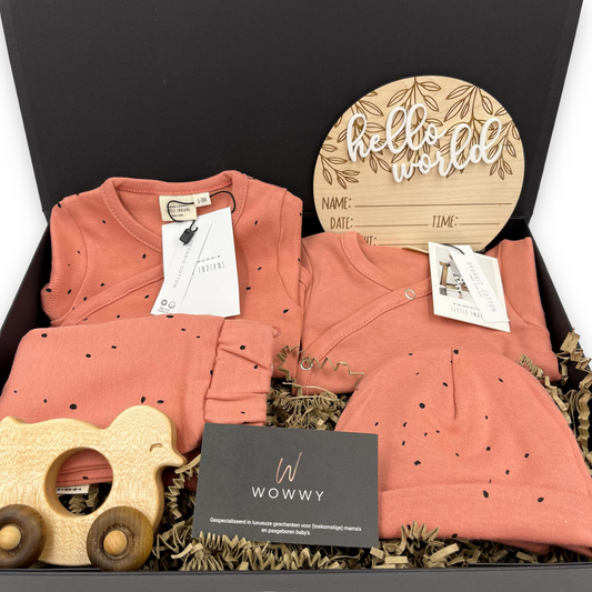 Een luxe cadeau voor de pasgeboren baby om te geven net na de geboorte - met baby kledingset van Little Indians in kleur oranje, gemaakt van 100% biologisch katoen.