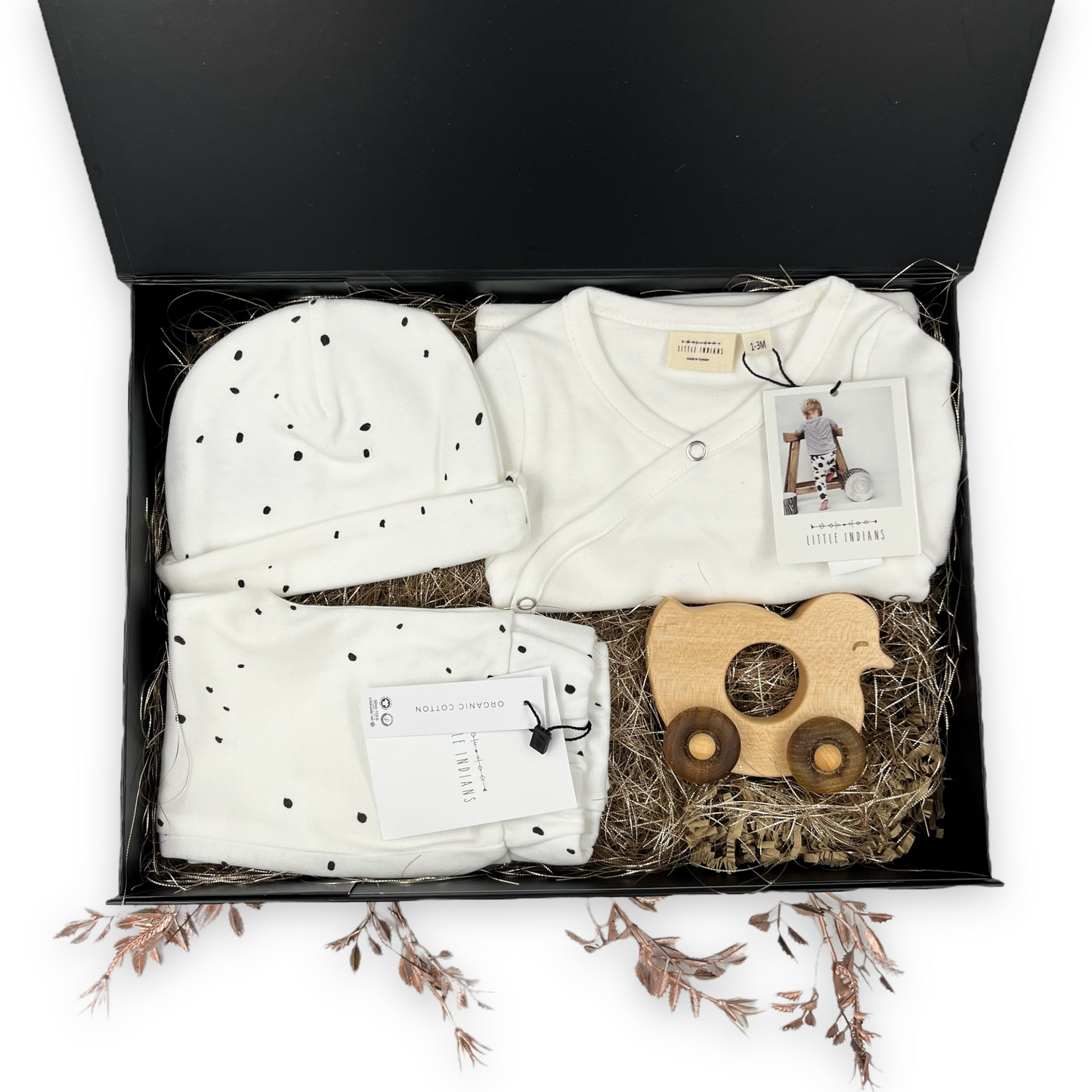 Een luxe cadeau voor de pasgeboren baby om te geven net na de geboorte - met baby kledingset van Little Indians in kleur wit, gemaakt van 100% biologisch katoen.