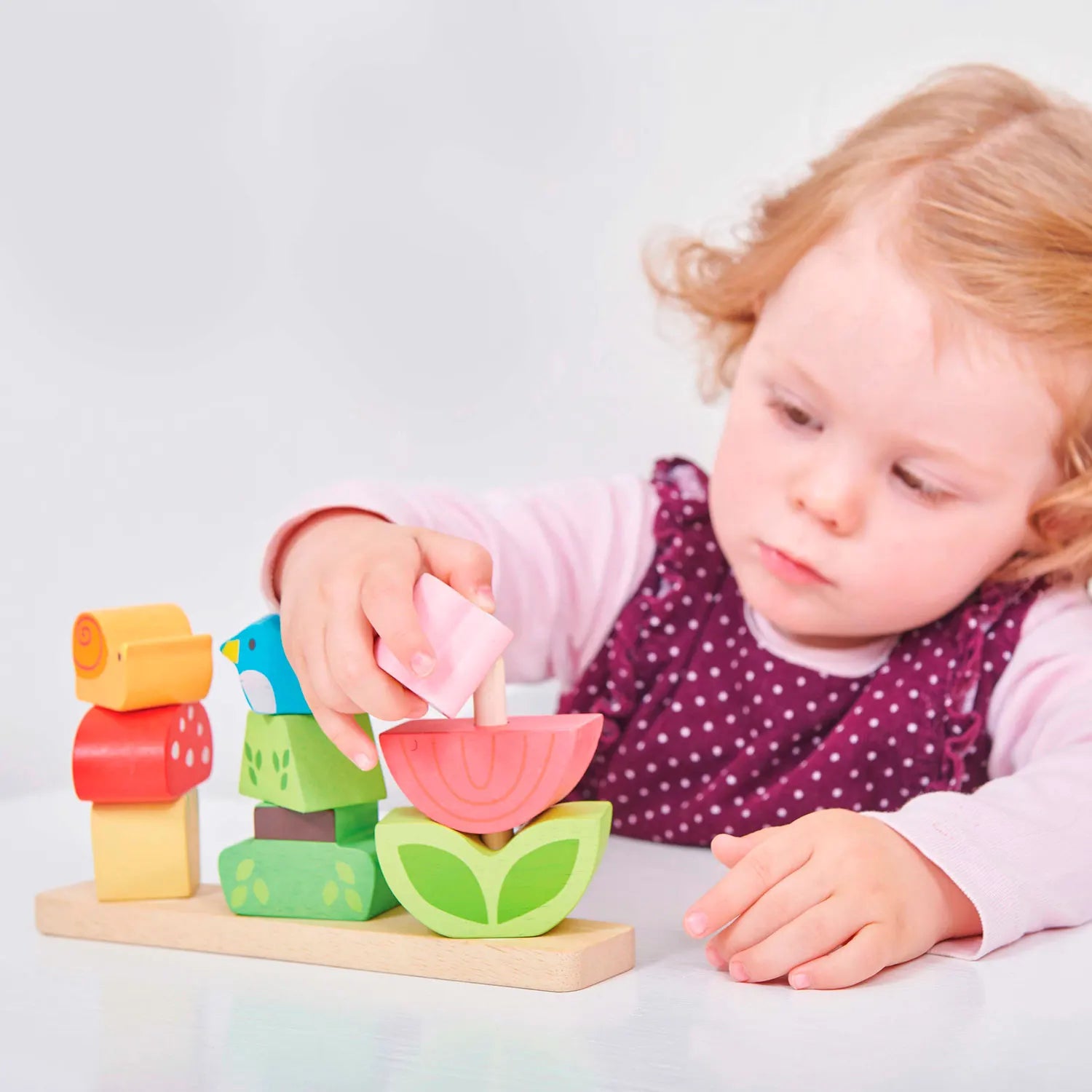 Charmant houten speelgoed van Le Toy Van met 9 kleurrijke stapelbare stukken - spelend kind