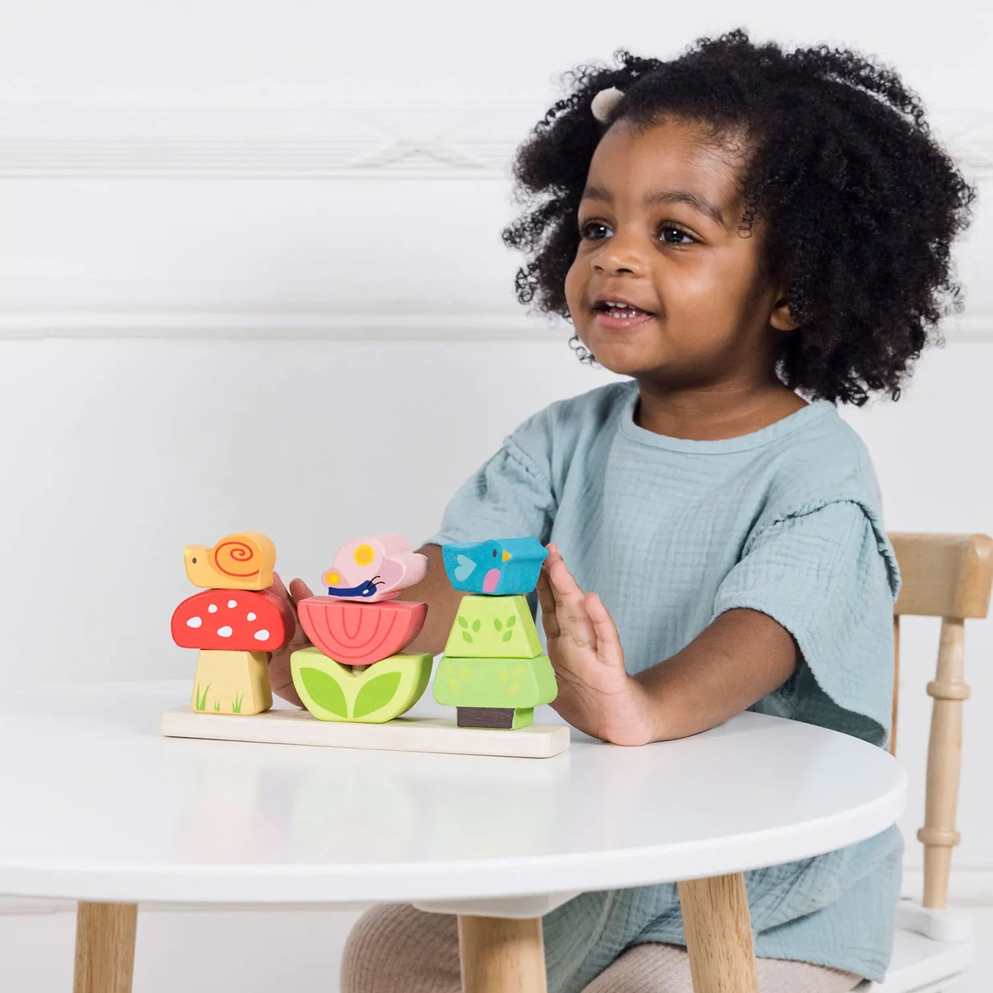 Charmant houten speelgoed van Le Toy Van met 9 kleurrijke stapelbare stukken - spelend meisje