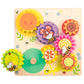 Een vrolijk en prachtig geïllustreerd houten bord van Le Toy Van met bijen en bloemen als thema.