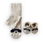 Een sokkenset voor mama & baby van Rocky de brutale wasbeer, met een paar vrolijke babysokjes in maat 6-12 maanden en een paar sokken voor volwassenen in maat 36-41.