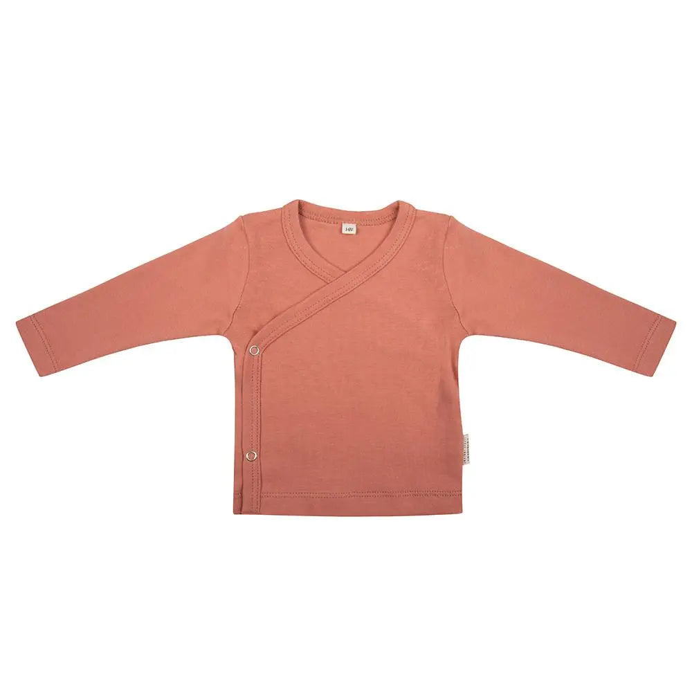 Een overslag shirt met lange mouwen van Little Indians in de kleur oranje, gemaakt van 100% biologisch katoen.