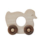 Houten wielspeelgoed in de vorm van een eend, dat makkelijk in de hand van een baby past.